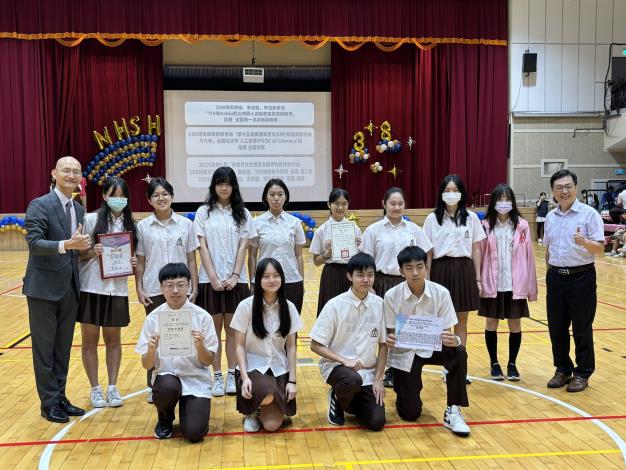 凱比機器人和女捷思得獎學生合影(3)