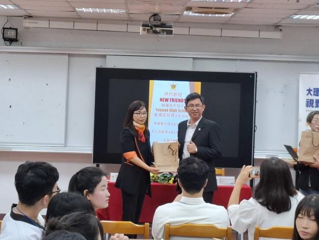 本校陳校長(中右)代表本校師生致贈韓國若木高校崔校長禮物(中左)