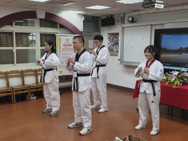 韓國若木高校學子表演跆拳道