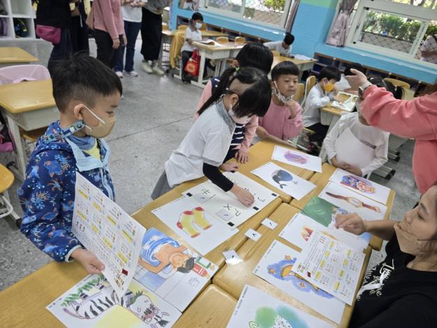 學生閱讀牌卡，再填入正確的聲調符號。