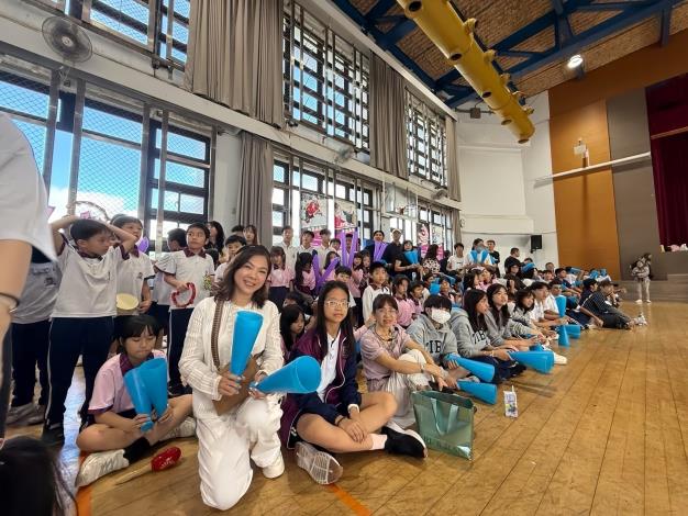 董事長與校長親臨球場為球員打氣，國小部加油團在場邊熱情助陣，現場氣氛如同職業賽般熱烈