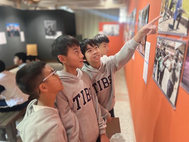 在展覽區留下美好的合影,記錄這趟充滿知識與歡樂的探索之旅 (2)