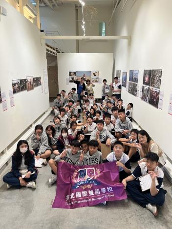 在展覽區留下美好的合影,記錄這趟充滿知識與歡樂的探索之旅