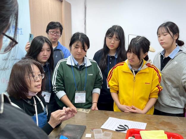 泰北國際雙語學校師生適時協助與技術指導製作金工作品 (2)