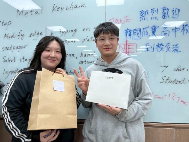 兩校學生交換禮物 (2)