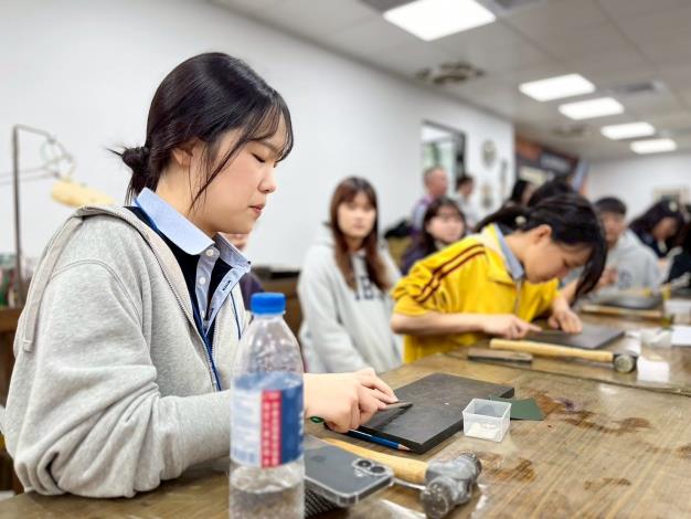 泰北國際雙語學校師生適時協助與技術指導製作金工作品 (1)