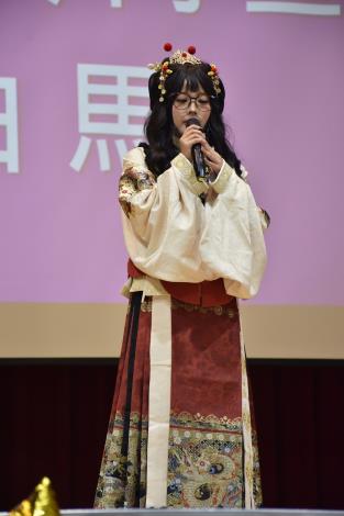 高一忠吳禹萱以古裝造型演繹〈身騎白馬〉.JPG