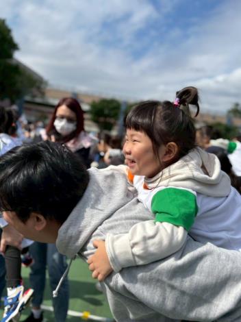 親子遊戲-爬爸爸山