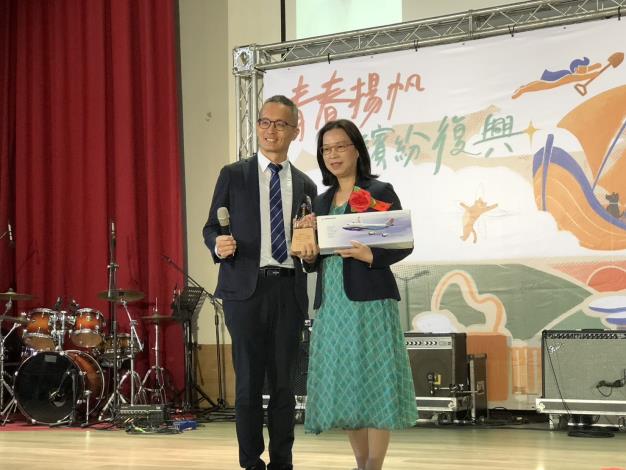 傑出校友林佩莉(右)