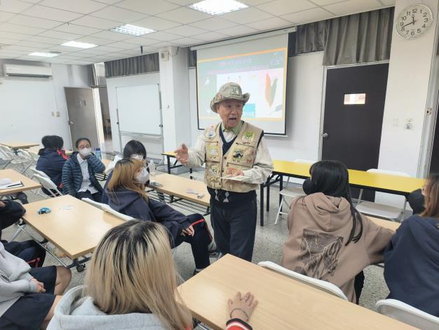 前臺北市立動物園園長、被學生親切稱為「動物爸爸」的葉傑生老師，引導學生理解「動物為師、與動物為友」的生命教育精神。