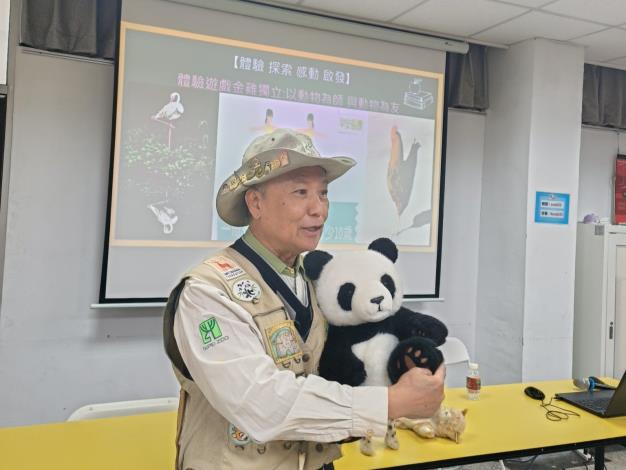 葉傑生老師走入教室與寵物造型設計實驗班學生近距離互動，強調正確照護、尊重生命的重要性，現場氣氛熱烈。