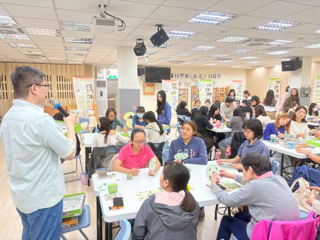 臺北市幼兒園教師參與性平桌遊研習實際操作《身體界線守護隊》等學具