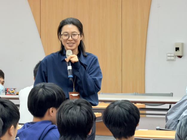 旺宏郭經理談笑風生，引起學生熱烈回響