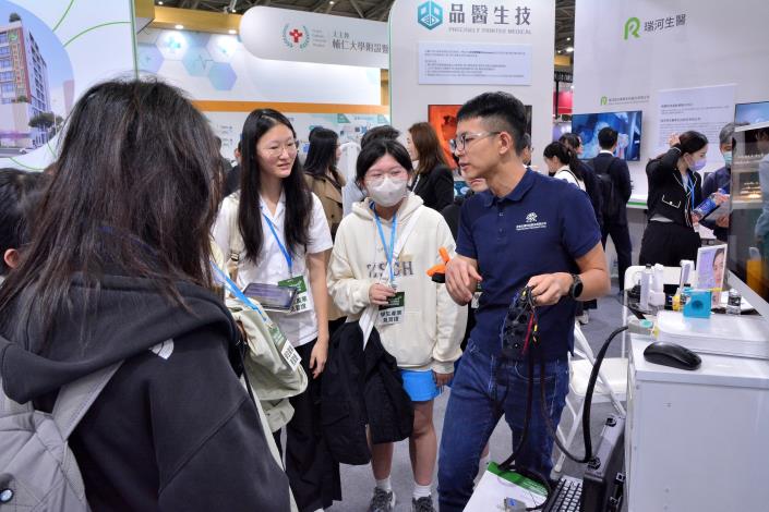學生於展場向專家請教最新醫療科技與臨床應用，從真實情境中拓展醫學視野