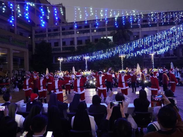 高一男生聖誕舞曲