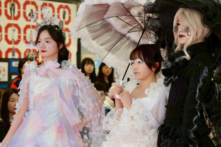造型科學生，透過色彩、妝容與服飾層次詮釋風格故事，呈現三年專業學習的創意與實作能力，現場視覺效果震撼亮眼。