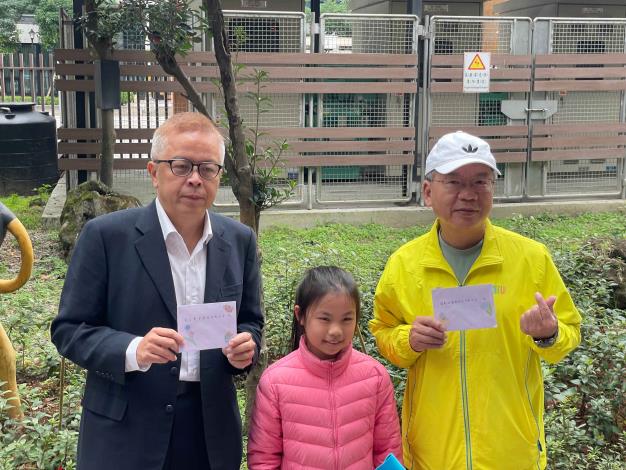 古亭國小學生遞送感謝卡給支持本次活動的來賓