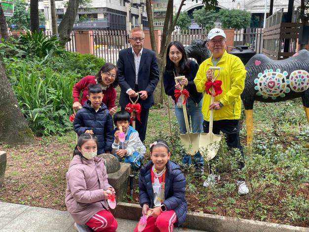 親手種下臺灣特有原生種-烏來杜鵑