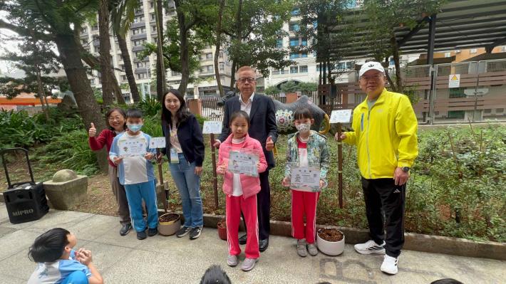 為本次栽種的植物進行植物牌標示