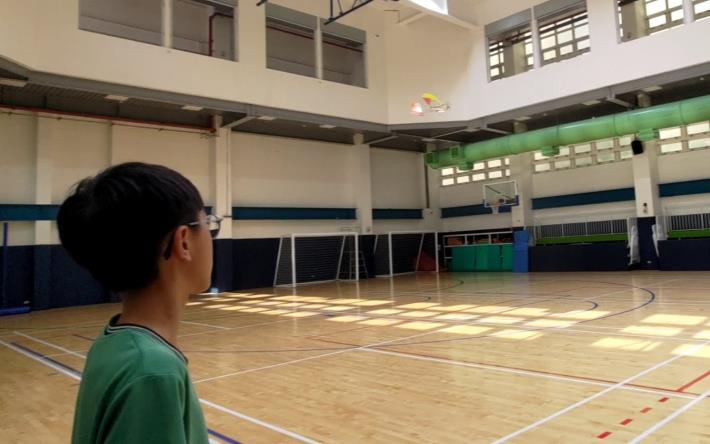 學生嘗試室內遙控飛行