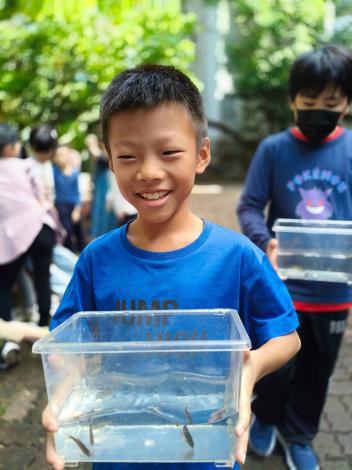 生態保育從小做起！銘傳國小攜手「臺灣原生魚類保育協會」復育史尼氏小䰾，實踐環境永續教育 (5)