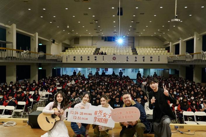 導演林孝謙與主演安心亞、何曼希、羅晨恩走進育達高中,出席《陽光女子合唱團》校園宣傳活動,與同學近距離交流。.JPG
