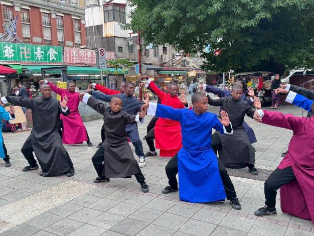 賴索托學生穿著漢服街頭秀武術