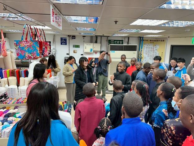 ACC師生踏查大稻埕，與永樂布市商家互動，進行生涯探索