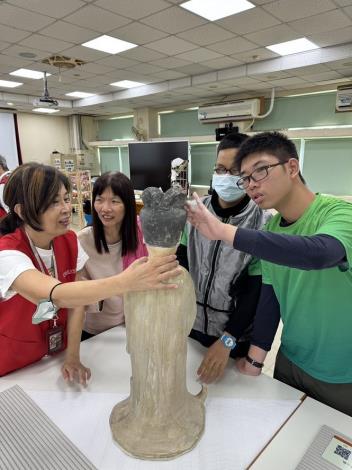 跨越障礙‧觸摸美麗─故宮瑰寶遊北明 (4)