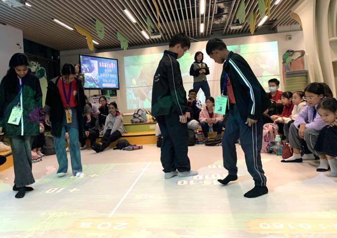 新加坡裕廊西小學學生熱烈體驗馬明潭展場互動設備