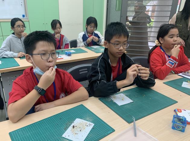 新加坡裕廊西小學師生對在地自然素材手作充滿興趣,專注投入每個步驟
