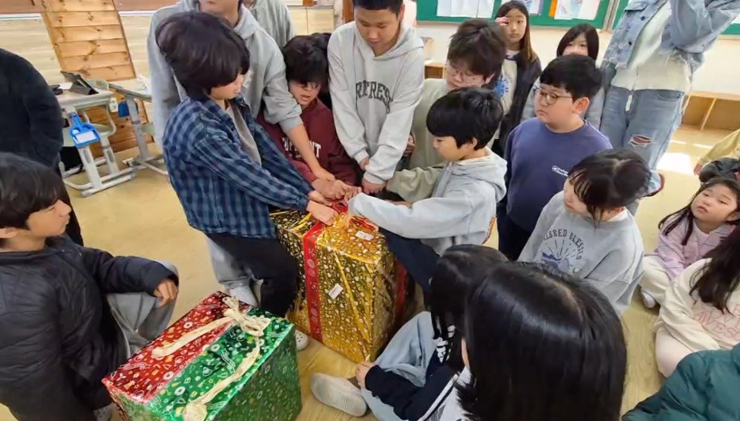 實踐國小與韓國漢東小學跨海交朋友！視訊開箱驚喜祝福