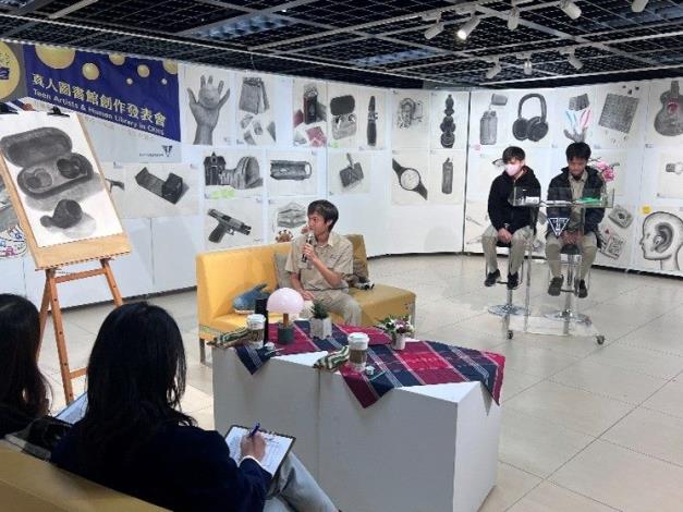 將夢紅樓藝廊展場空間化為溫馨會客室，與來賓互動對談。