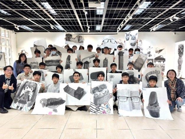 210班與藝術治療黃暄文心理師對談。