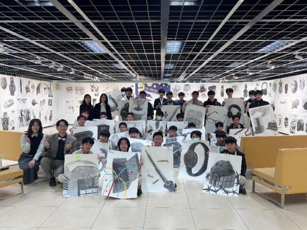 204班發表會大合照，由北藝大楊育睿教授及三重高中邱燕君老師擔任與談人。