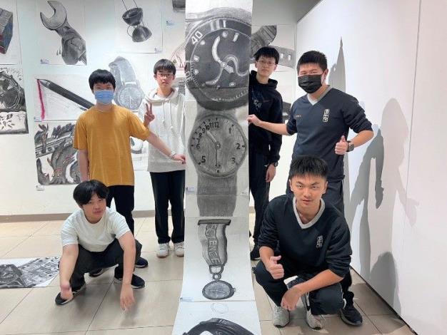 208班學生藉由群體重組作品並再詮釋過程，理解他人在相同物件所表達出不同的概念。