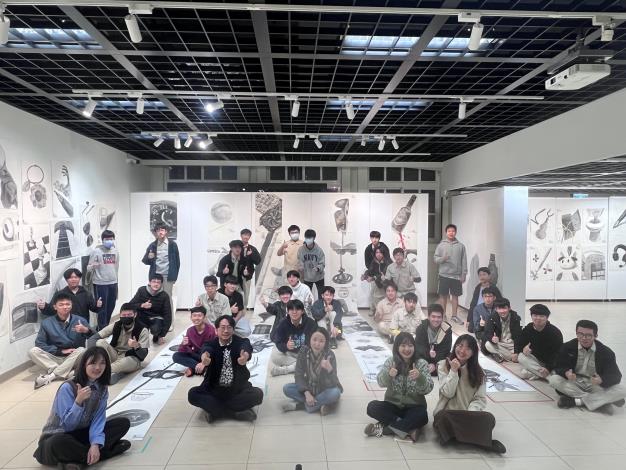 208班與集體創作作品合照