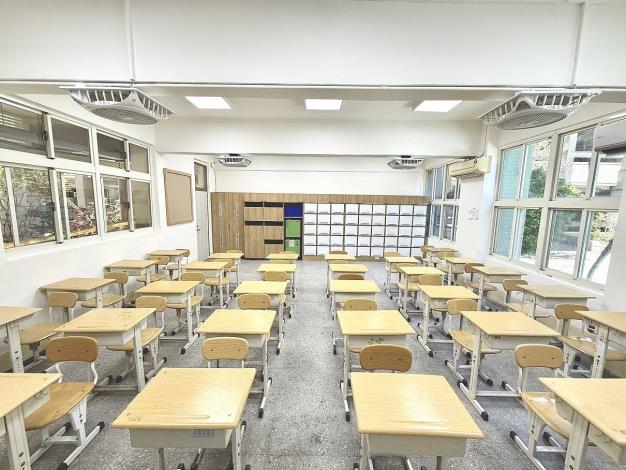 大直高中透過拆除原有的天花板，成功使教室空間感更加開闊