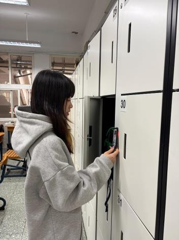 內湖高工率先導入了智慧感應收納櫃，學生僅需透過學生證感應即可開啟，其高隱私性與超大容量獲得師生高度讚賞 (2)