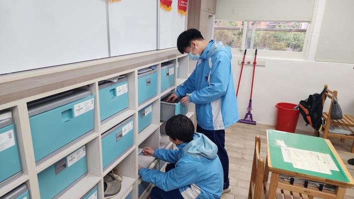 永吉國中特別將地坪更新為木紋磚，顯著提升教室的整體質感與氛圍