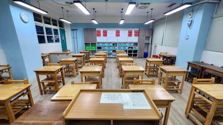 永吉國中特別將地坪更新為木紋磚，顯著提升教室的整體質感與氛圍 (2)