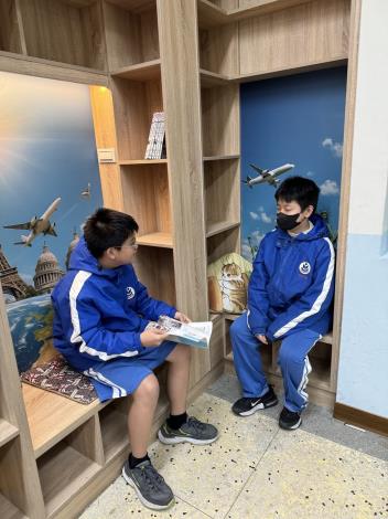 萬華國中以「全球閱讀角」為發想，建置「閱讀全球廊道」 (2)