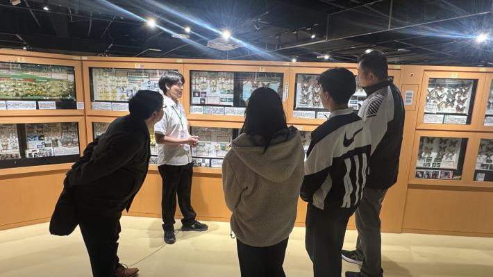 成功高中學生羅木松導覽昆蟲館.JPG