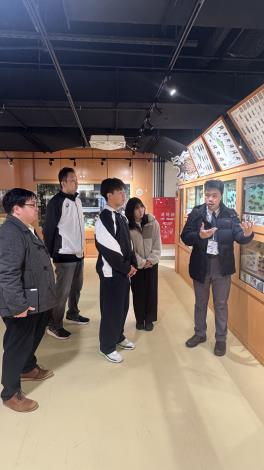 成功高中學生林知正導覽昆蟲館.JPG