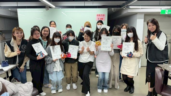 稻江護家推廣教育攜手亞洲色彩　保健美甲、花卉彩繪認證通過率百分百 (1)