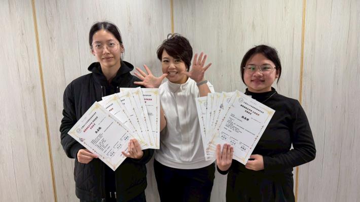 稻江護家推廣教育攜手亞洲色彩　保健美甲、花卉彩繪認證通過率百分百 (4)