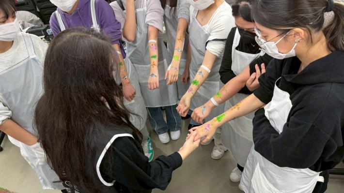 稻江護家推廣教育攜手亞洲色彩　保健美甲、花卉彩繪認證通過率百分百 (3)