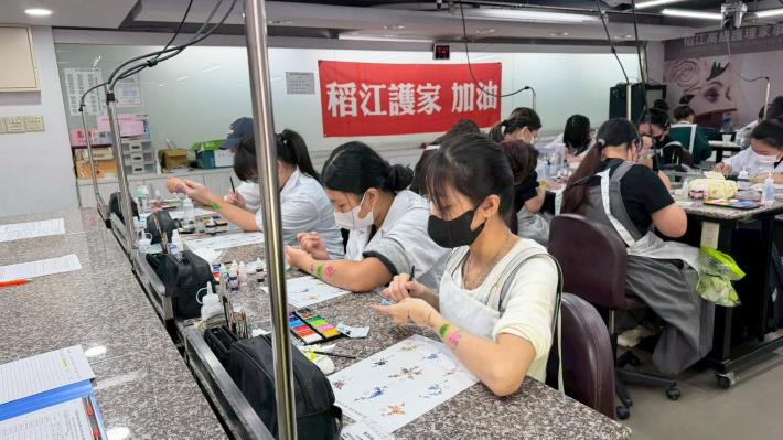 稻江護家推廣教育攜手亞洲色彩　保健美甲、花卉彩繪認證通過率百分百 (2)
