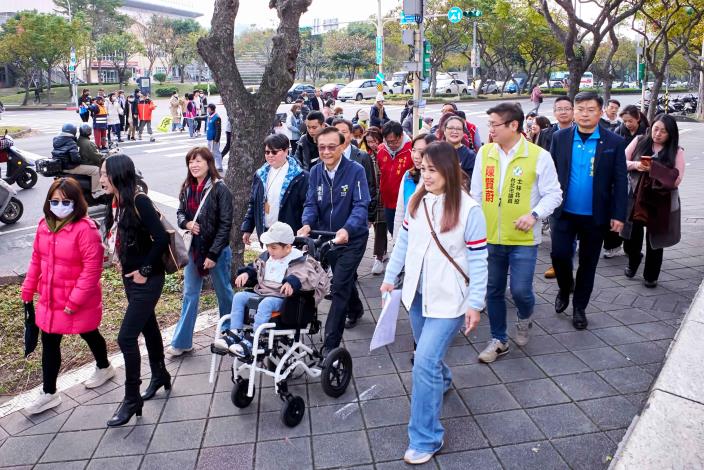 局長陪伴特教生走路看電影