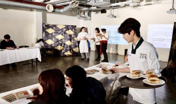 以專長為語彙，開平餐飲國際部學生製作風土小吃，透過味蕾傳遞異國文化故事。